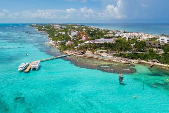 Vue aérienne du village côtier et du ponton d'Isla Mujeres ou Isla Contoy dans les Caraïbes mexicaines.