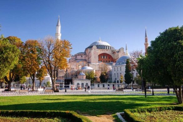 La basilique Sainte-Sophie entourée de verdure et de minarets parmi les monuments byzantins.