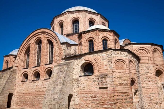 L'architecture en briques d'un édifice ancien parmi les monuments byzantins.